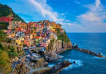 Photo de la vue sur les Cinq Terre en Italie. Crique avec des maisons colorées au bord de la falaise.