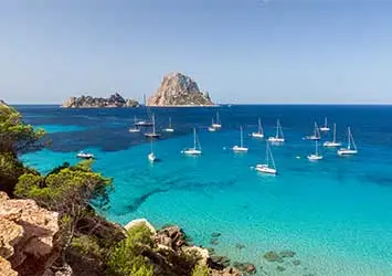 Photo d'un point de vue sur mer turquoise avec des bateaux. Lieu : Majorque, Espagne.