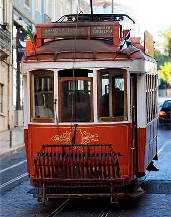 Photo d'un vagon rouge de train à l'ancienne au Portugal.